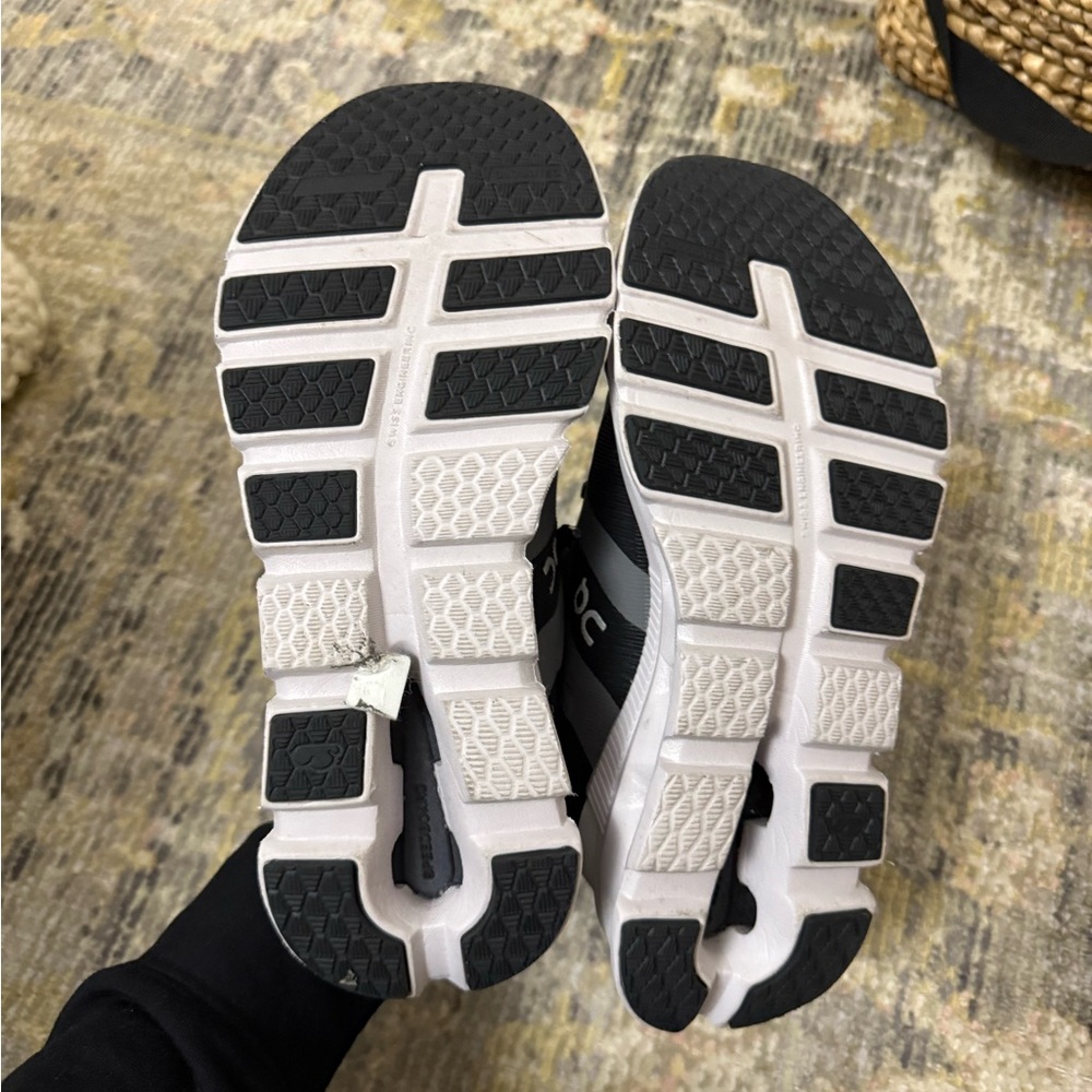 On Cloud cloudrunner woman’s Black and Gray Shoes - Picture 7 of 9